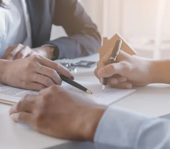 people partaking in a Contract Mediation to resolve contract issues during a contract dispute
